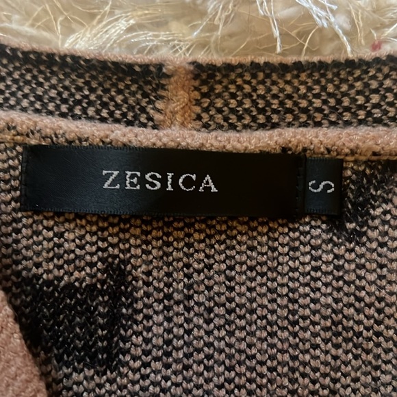 Zesica szS cheetah print cardigan with 2 front pockets . Hip length - Picture 3 of 5